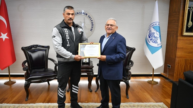 Yolcuyu, tramvayın altından kalmaktan kurtaran güvenlik görevlisine teşekkür belgesi