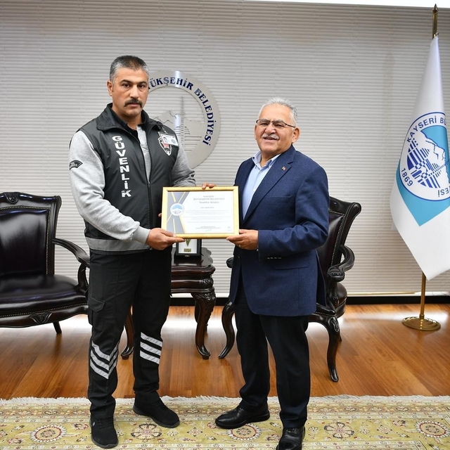 Yolcuyu, tramvayın altından kalmaktan kurtaran güvenlik görevlisine teşekkü...