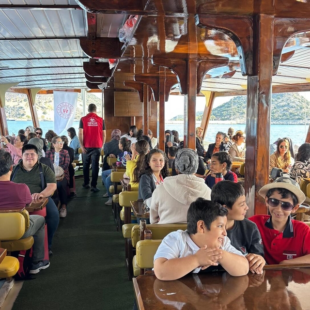 Demre'de özel bireyler tekne turu yaptı