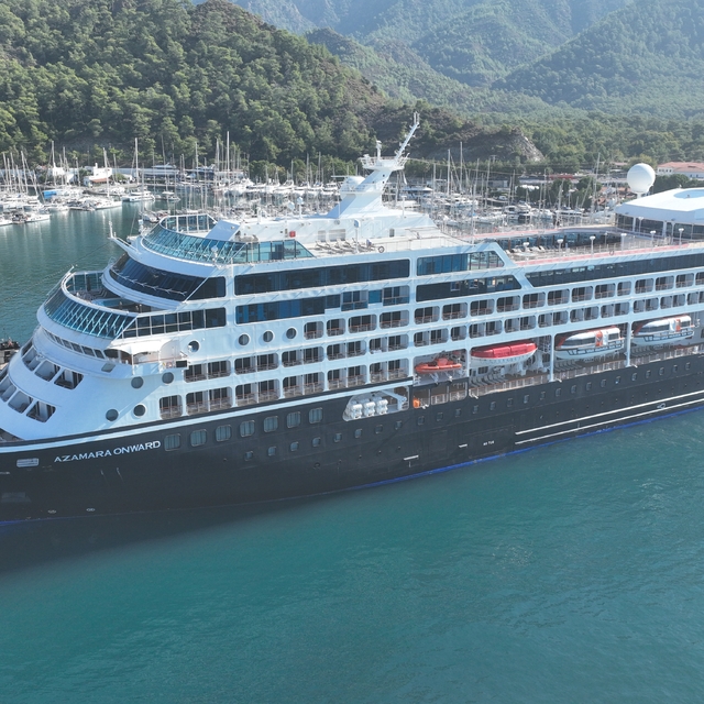 "Azamara Onward" kruvaziyeri Marmaris'e 650 turist getirdi