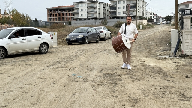 Tekirdağlı müzisyen bozuk yolları davul çalıp mani söyleyerek protesto etti