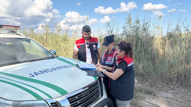 Mersin'de yasa dışı olarak mavi yengeç avlayan 2 şüpheli yakalandı