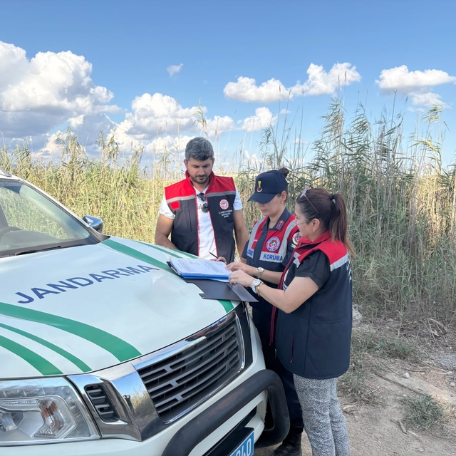 Mersin'de yasa dışı olarak mavi yengeç avlayan 2 şüpheli yakalandı