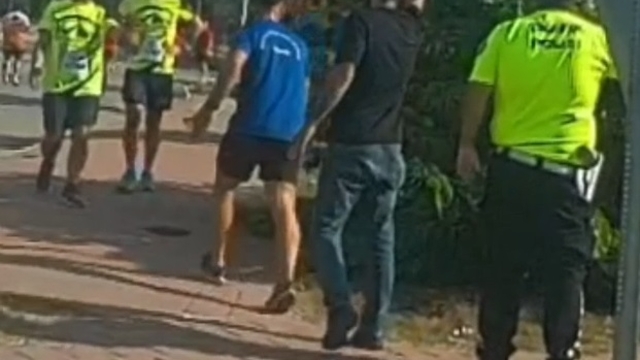 Halk koşusu nedeniyle yolu kesilen araç sürücüleri, koşucuları tartaklayıp hakaret etti