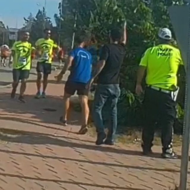 Halk koşusu nedeniyle yolu kesilen araç sürücüleri, koşucuları tartaklayıp...