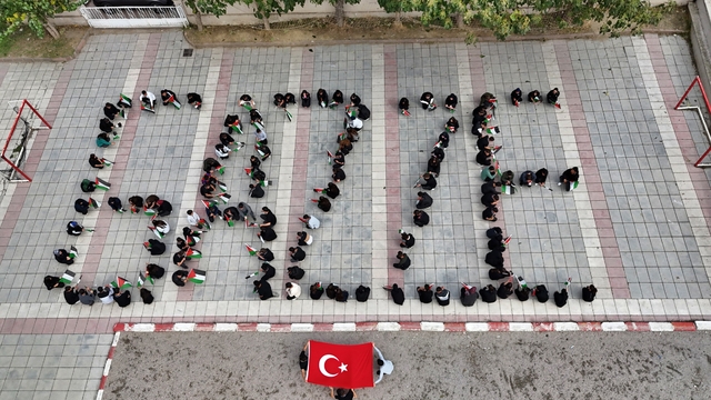 Samsun'da lise öğrencileri Filistin bayraklarıyla Gazze koreografisi yaptı