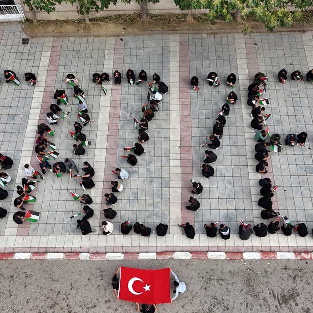 Samsun'da lise öğrencileri Filistin bayraklarıyla Gazze koreografisi yaptı
