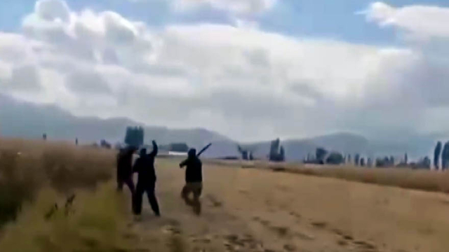 Kızının gözü önünde dövüldü; o anlar kamerada