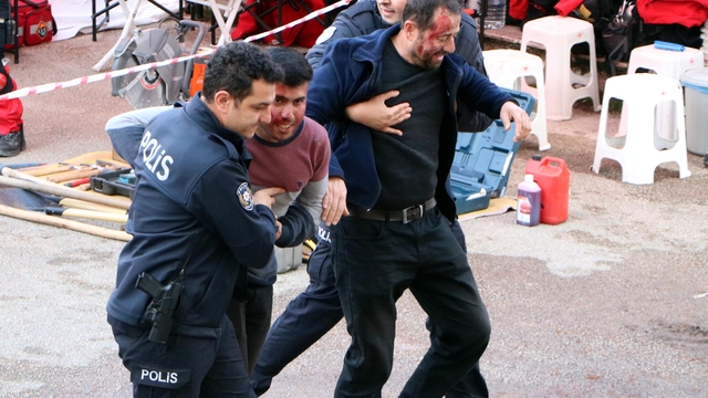 Deprem tatbikatında yaralı yakınlarının feryatları gerçeği aratmadı