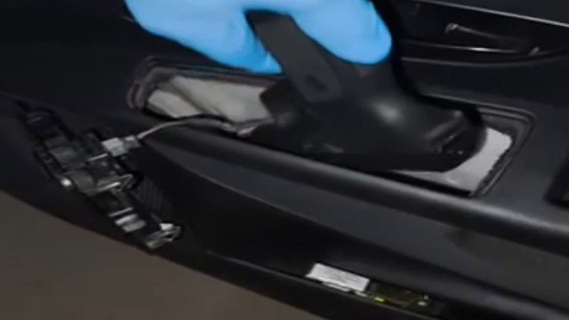 Otomobilin kapısında tabanca gizlemek için düzenek bulundu