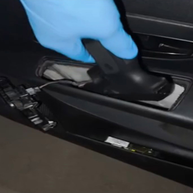 Otomobilin kapısında tabanca gizlemek için düzenek bulundu