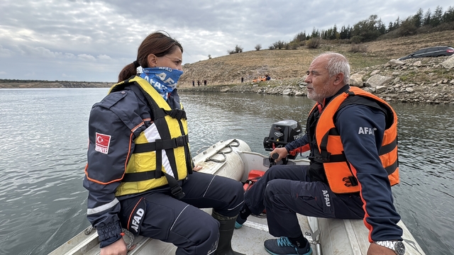 Kırklareli'nde yeni AFAD personeline sel ve akarsularda botla kurtarma eğitimi verildi