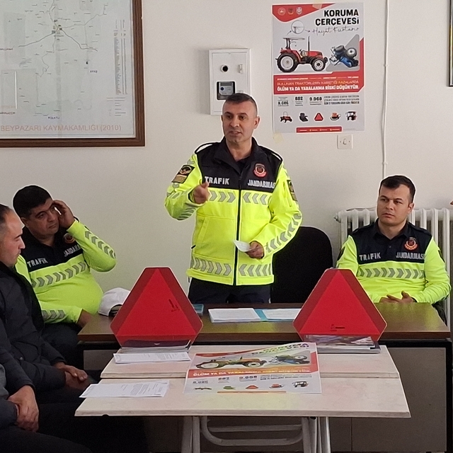 Jandarma trafik timleri, Beypazarı'da muhtarları bilgilendirdi