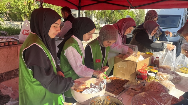 Artvin'de "Filistin Yararına Hayır Çarşısı" kermesi düzenlendi