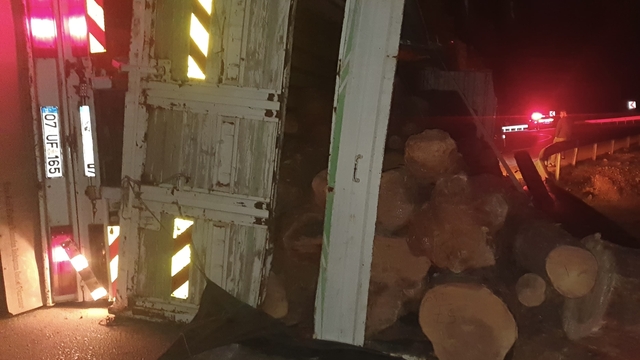 Kaş'ta devrilen tomruk yüklü kamyonun sürücüsü yaralandı