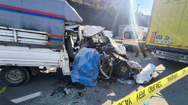 Giresun'da kamyonetin park halindeki tıra çaptığı kazada 1 kişi öldü, 1 kişi yaralandı
