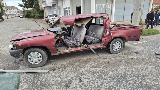 Samsun'da kamyon ile pikabın çarpıştığı kazada 2 kişi yaralandı