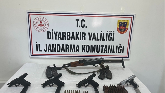 Diyarbakır'da düzenlenen operasyonda silah ve mühimmat ele geçirildi