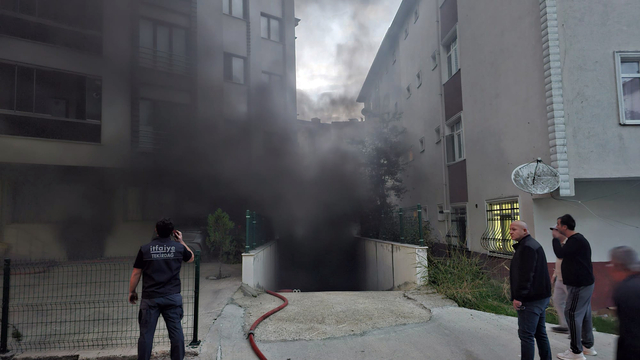Apartman otoparkındaki otomobilde patlama sonrası yangın; mahsur kalan 9 kişi itfaiye merdiveniyle kurtarıldı
