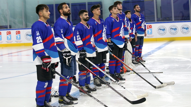 Kars'ta Olimpik Buz Sporları Salonu sezon açılışını buz hokeyi maçıyla yaptı