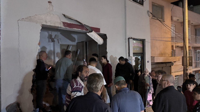 İzmir'de freni boşalan kamyonun eve çarpma anı güvenlik kamerasında