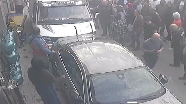 Kamyonet, otomobile çarptı; nöbet geçiren sürücü hastaneye kaldırıldı