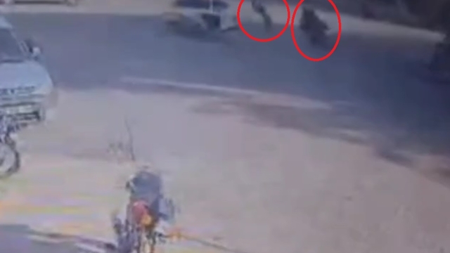 Kazada motosikletin savrulan sürücüsü yol kenarındaki çifte çarptı