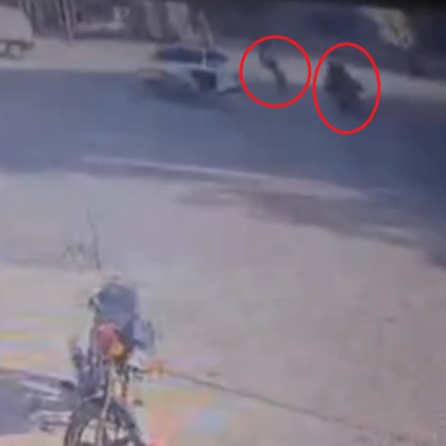 Kazada motosikletin savrulan sürücüsü yol kenarındaki çifte çarptı