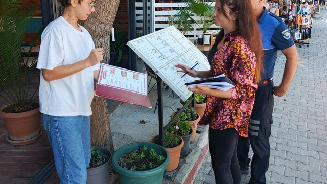 Kemer'de zabıta ekibi restoranlarda denetim yaptı