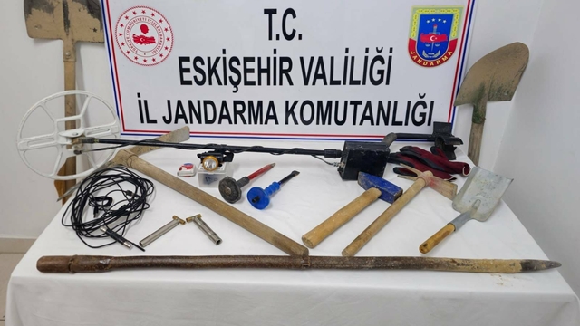 Eskişehir'de izinsiz kazı yaparken suçüstü yakalanan 3 şüpheli tutuklandı