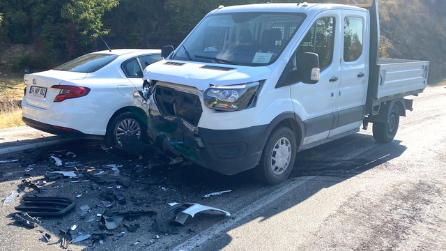 İzmir'de kamyonet ile otomobilin çarpıştığı kazada 6 kişi yaralandı