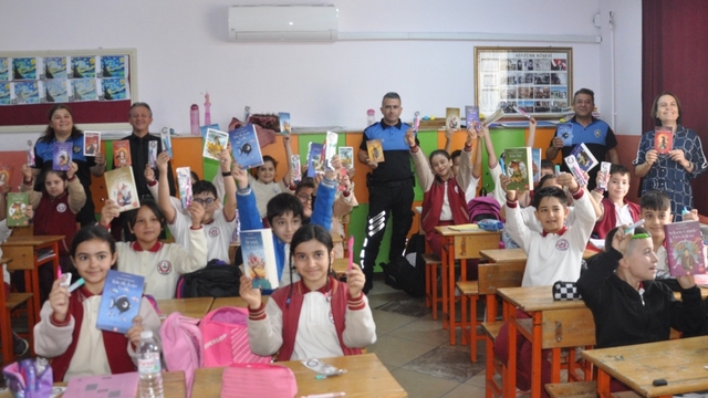 Ödemiş'te polisler öğrencilerle kitap okudu
