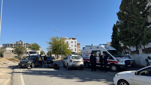 Adıyaman'da otomobile çarpan motosiklet sürücüsü yaralandı