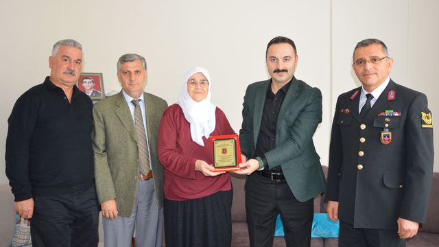 Şehidin Havza'daki ailesine gönderilen plaket teslim edildi