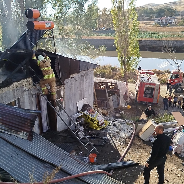 Kars'ta müstakil evde çıkan yangın söndürüldü