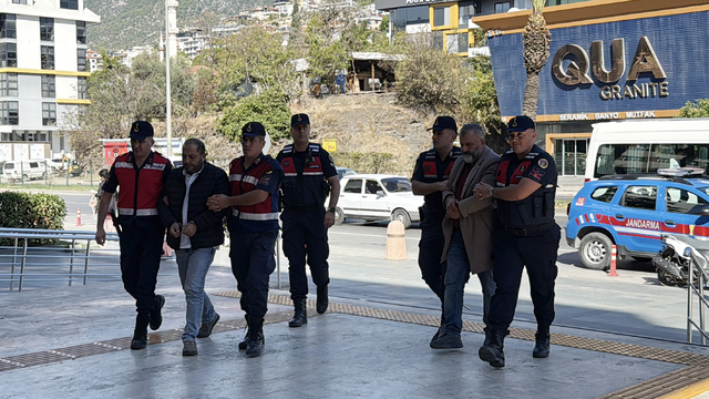 Alanya'da sahte pasaportla tapu dolandırıcılığı yaptıkları iddiasıyla 6 şüpheli yakalandı