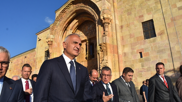 Bakan Ersoy: Halk kütüphanelerimizi çok işlevli merkezler haline getiriyoruz (2)