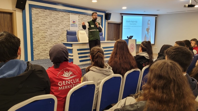 Samsun'da Yeşilay gençlere bağımlılıkla mücadele semineri düzenledi