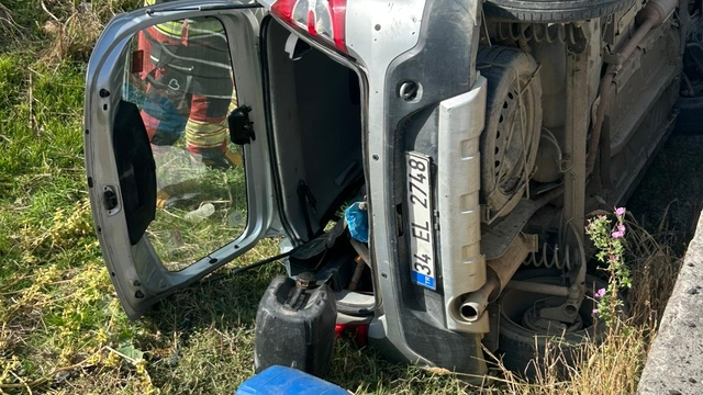 Balıkesir'de otomobil dere yatağına devrildi