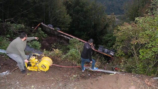 Kastamonu'da devrilen tırda sıkışan sürücü yaklaşık 2 saat süren çalışmanın ardından kurtarıldı