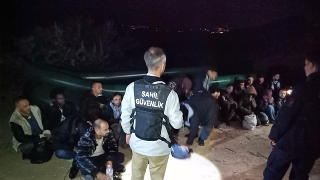 İzmir'de 33 düzensiz göçmen kurtarıldı, 50 düzensiz göçmen yakalandı