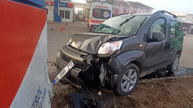 Tokat'ta akaryakıt istasyonunun tabelasına çarpan hafif ticari araçtaki 3 kişi yaralandı