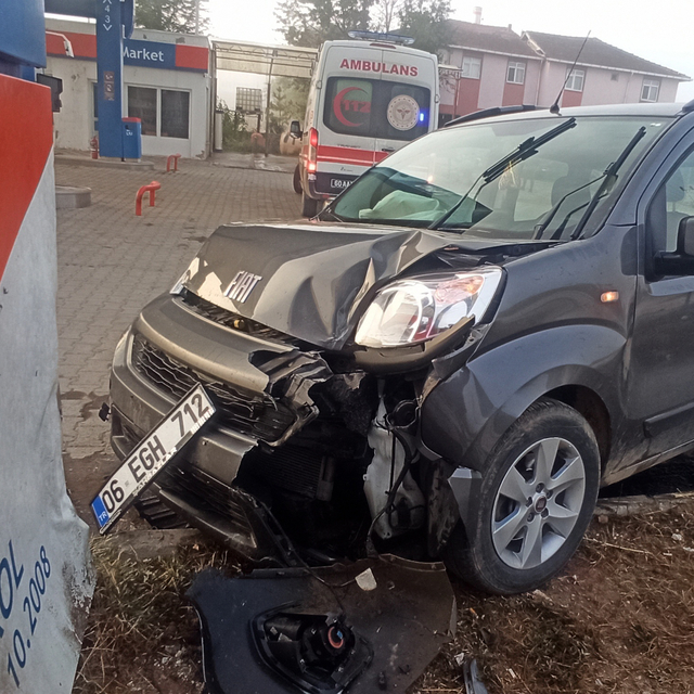 Tokat'ta akaryakıt istasyonunun tabelasına çarpan hafif ticari araçtaki 3 k...