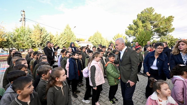 Kırklareli'nde Dünya Gıda Günü dolayısıyla öğrencilere süt ikram edildi