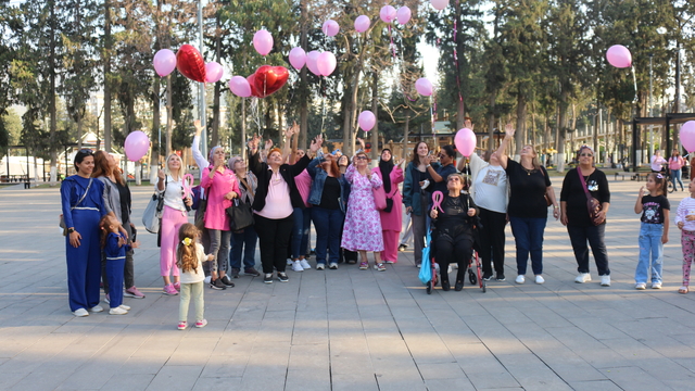 Hatay'da meme kanserini yenen kadın için gökyüzüne pembe balonlar bırakıldı