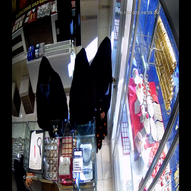 Çarşaflı 3 kadının, kuyumcudan 1 milyon 200 bin liralık soygunu kamerada