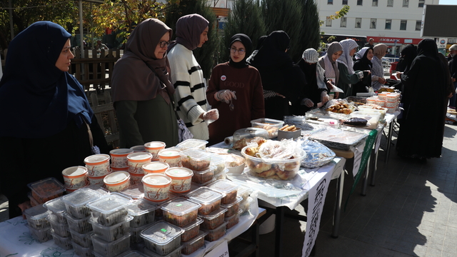 Ağrılı kadınlar Gazze için kermes düzenledi