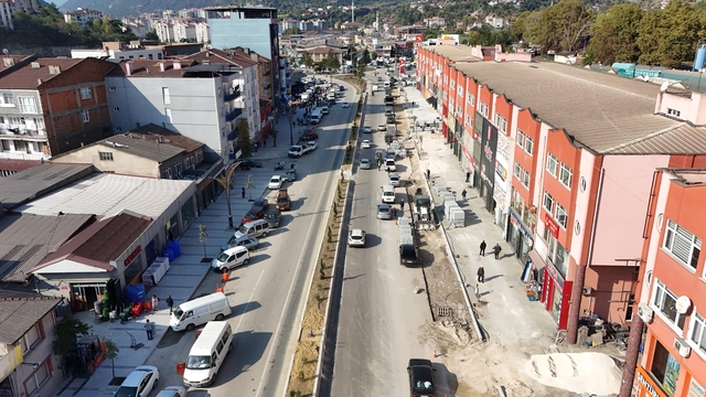 Karabük Belediye Başkanı Çetinkaya, Zonguldak Caddesi'nde incelemelerde bulundu
