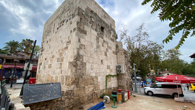 Tarihi burcun duvarı, klima takmak için delindi