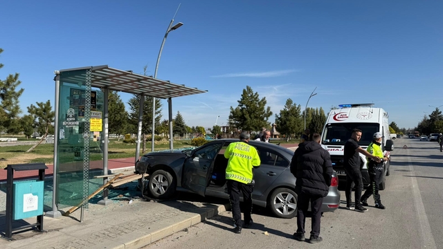 Beyşehir'de otomobilin otobüs durağına çarptığı kazada 1 kişi yaralandı